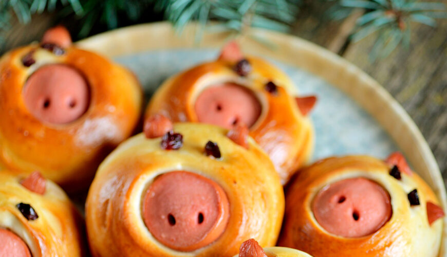 cute-pig-buns-with-sausages-plate