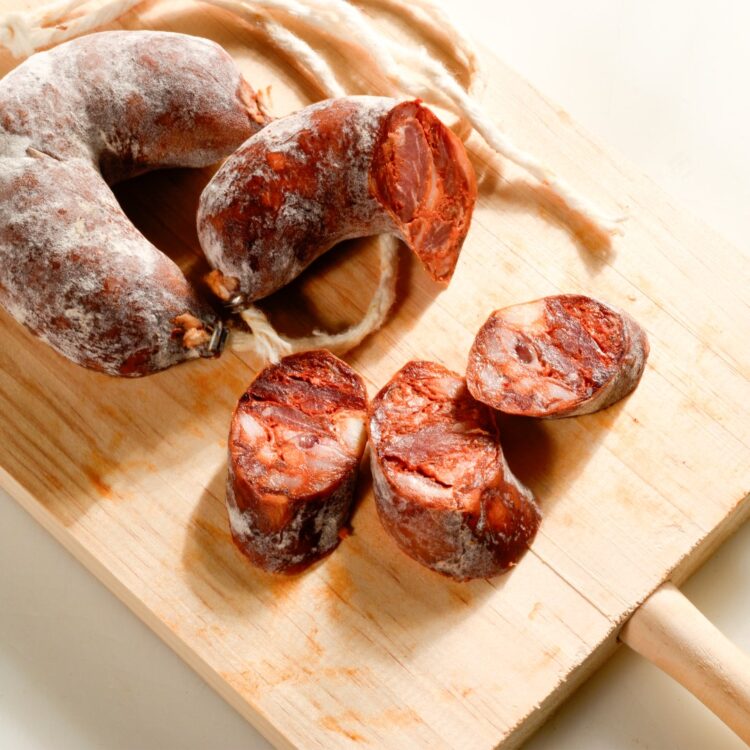 chorizo casero presentado en tabla con lonchas del producto