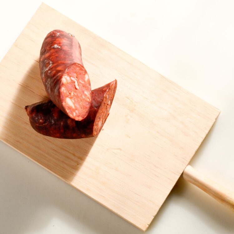 chorizo vela picante presentado en tabla con lonchas del producto