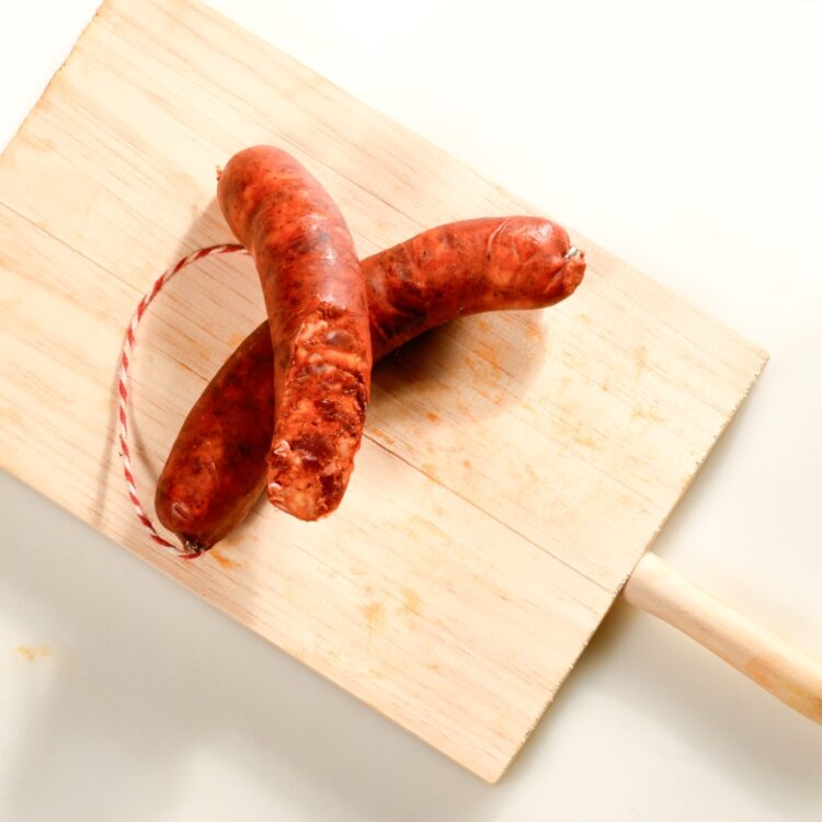 chorizo velita presentado en tabla con lonchas del producto