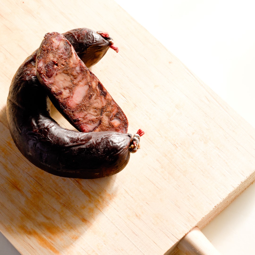 morcilla serrana presentado en tabla con lonchas del producto