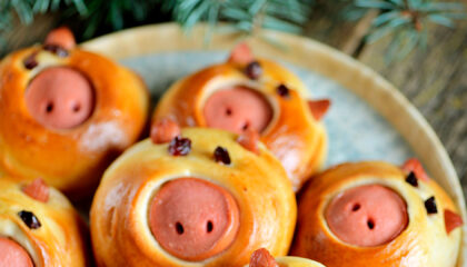 cute-pig-buns-with-sausages-plate